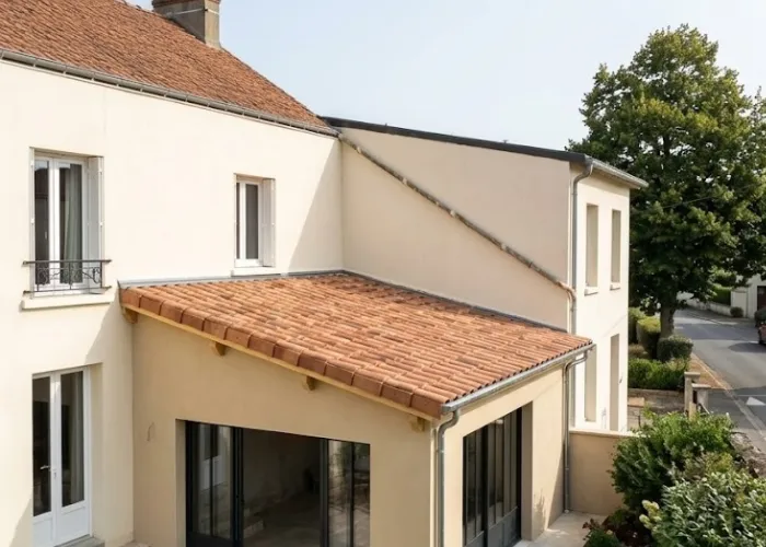 Extension maison terminée : toiture tuiles, baies vitrées aluminium et façade enduite à La Riche